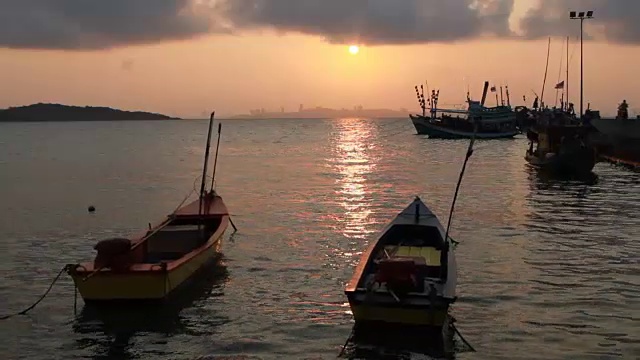 在泰国的日出，渔船停泊在Koh Lan港口视频素材