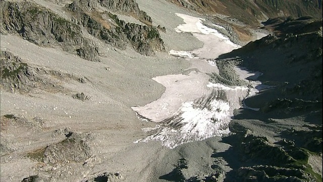 日本体山山脉的五zenzawa常年积雪覆盖着山坡。视频素材