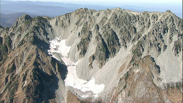 日本体山山脉崎岖的山坡上常年覆盖着五zenzawa积雪。视频素材