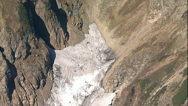 鹤木山的山峰耸立在日本Komado常年积雪上。视频素材