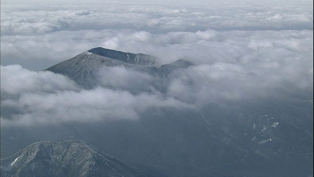 在日本，一片浓密的云海包围着空手道山顶。视频素材