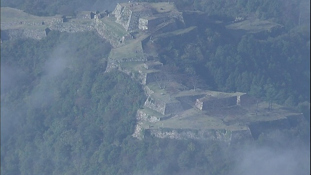 日本兵库市一座山上的武田城废墟被一片云海所包围。视频素材