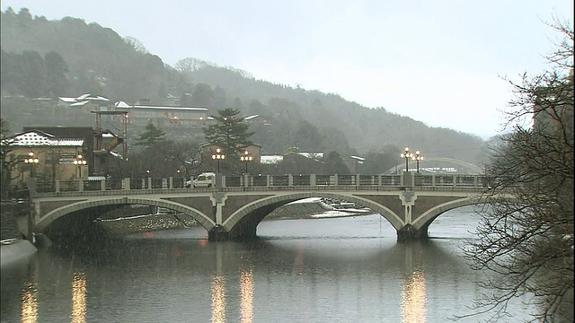 日本金泽下大雪，浅野川大桥交通繁忙视频素材