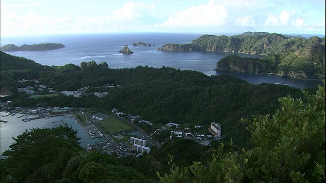 一艘船在日本Chichijima岛附近的双美湾巡航。视频素材