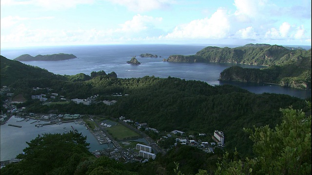 在日本Chichijima岛上的双美湾，船只在漂浮。视频素材