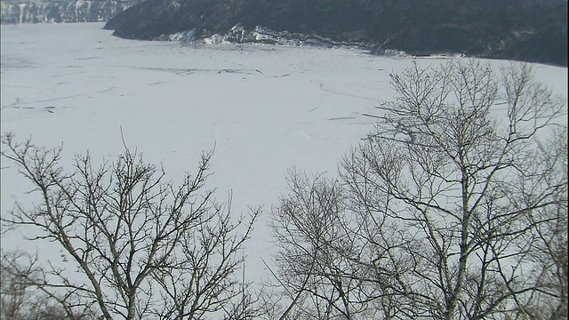 日本北海道马寿湖被冰雪覆盖。视频素材