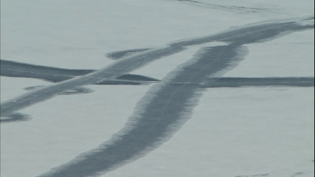 日本北海道马寿湖表面覆盖着冰雪。视频素材