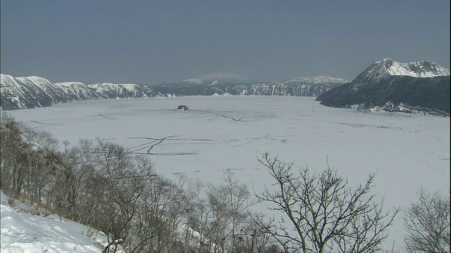 位于日本北海道马淑湖中心的神臼岛被冰包围。视频素材