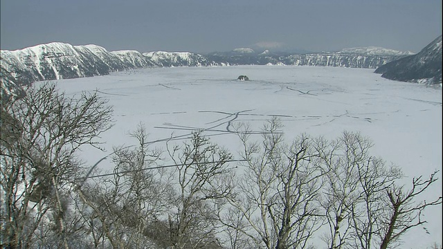 日本北海道的马寿湖完全被冰雪覆盖。视频素材