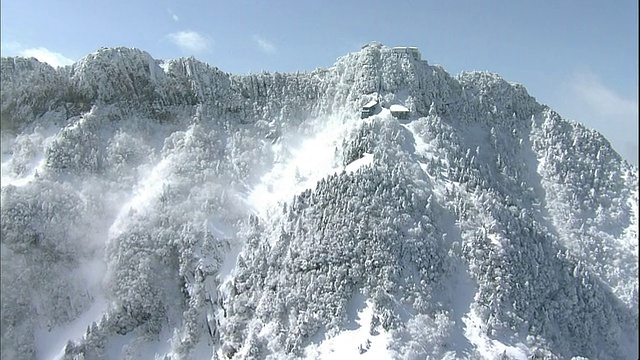 日本爱媛市，白雪覆盖了森林和石嘴山的山顶。视频素材