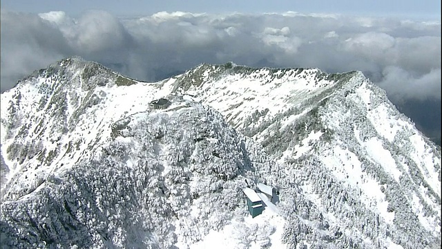 雪覆盖了日本石祖池神社和石祖池山顶。视频素材