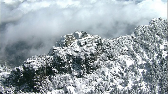 雪覆盖了日本爱媛石祖池山的山顶和石祖池神社。视频素材