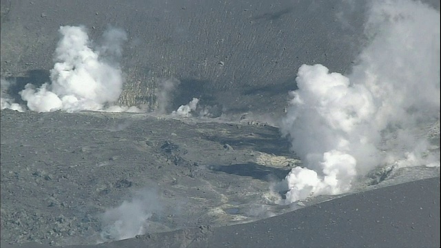 日本新moe火山口冒出滚滚浓烟。视频素材