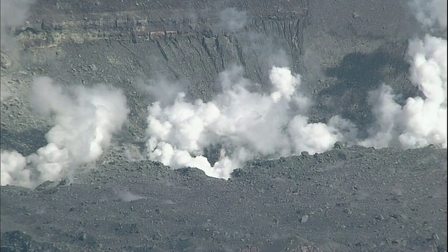 日本新茂火山冒出浓烟。视频素材