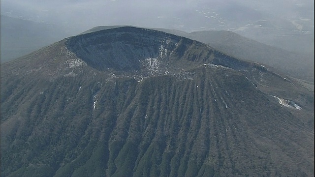 日本新莫山火山口冒出缕缕烟雾，穿过空谷山。视频素材