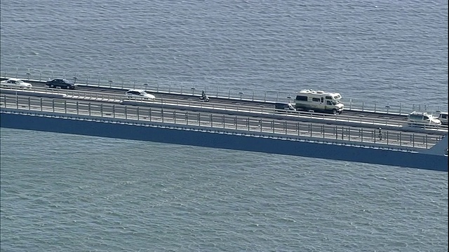 东京门大桥(Tokyo Gate Bridge)开放时，车辆可以通过。视频素材