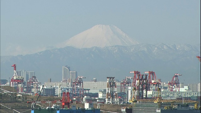 从东京门大桥的人行道上，富士山隐约地出现在遥远的地平线上。视频素材