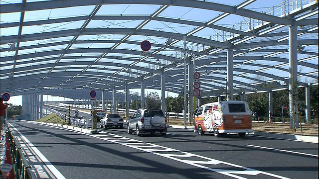 通车当天，车辆开始在通往东京门大桥的道路上行驶。视频素材