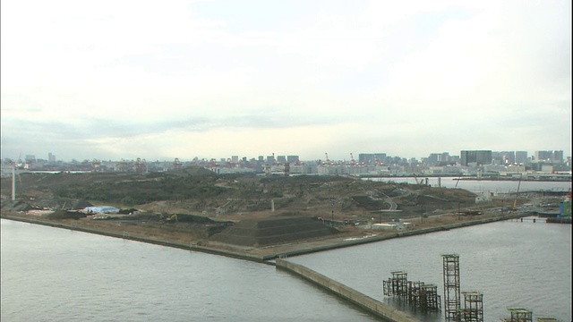 东京天空树位于东京湾填海造地区的一处建筑工地附近，高耸入云。视频素材