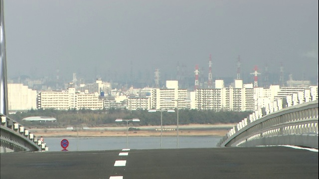 东京市中心隐约出现在东京门大桥的地平线上。视频素材