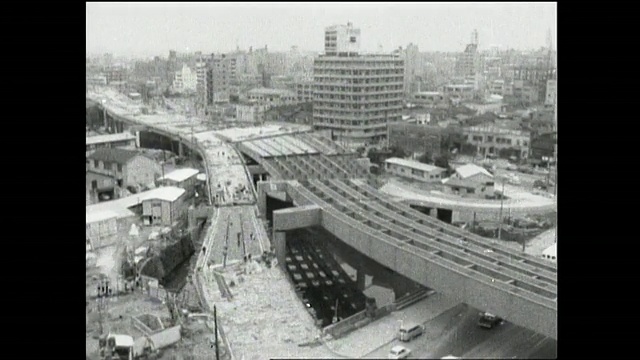 东京的高速公路蜿蜒在城市街道上。视频素材