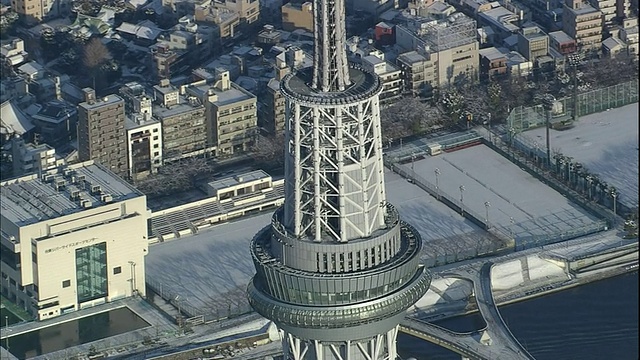 东京天空树观景台的屋顶上有一片片的雪。视频素材