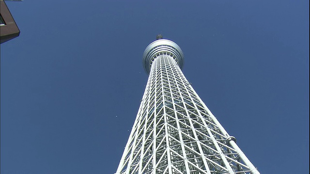 东京天空树的观景台在靠近顶部的地方伸出来。视频素材