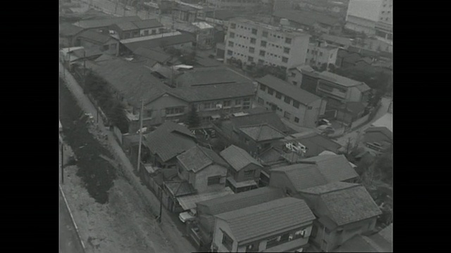 战后东京的佑桥净化厂(Yodobashi Purification Plant)周围是一个拥挤的城市社区。视频素材