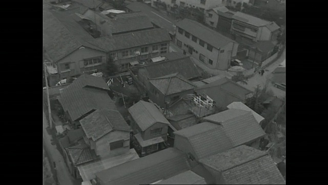 战后东京的佑桥净化厂(Yodobashi Purification Plant)附近居民区挤满了房屋。视频素材