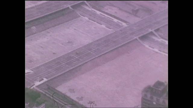 交通经过战后东京新规划的淀桥净化厂(Yodobashi Purification Plant)重建基地。视频素材