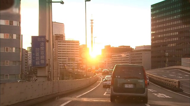 东京高速公路上交通川流不息。视频素材