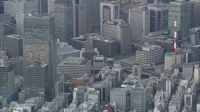 在东京市中心，旅客乘坐通勤火车和高速公路。视频素材