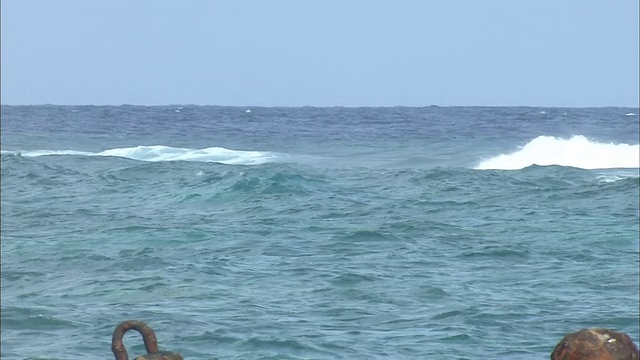 日本冲之鸟礁东小岛海岸的波浪。视频素材