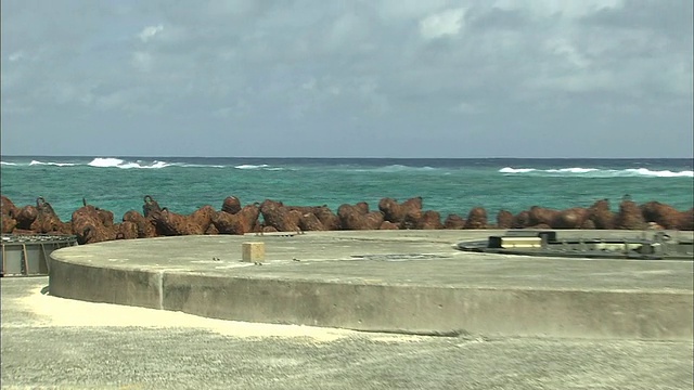 日本冲之鸟礁东小岛的波浪冲破防波堤。视频素材