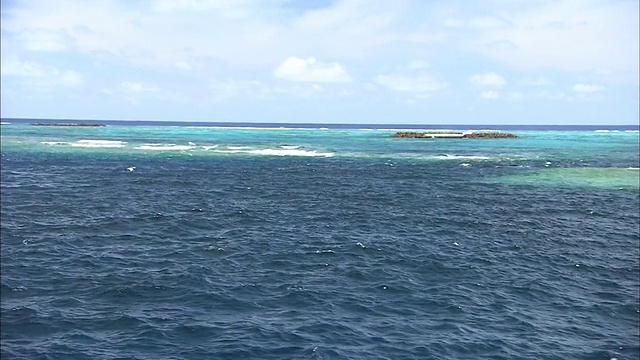 青绿色的海水冲刷着冲之鸟岛。视频素材