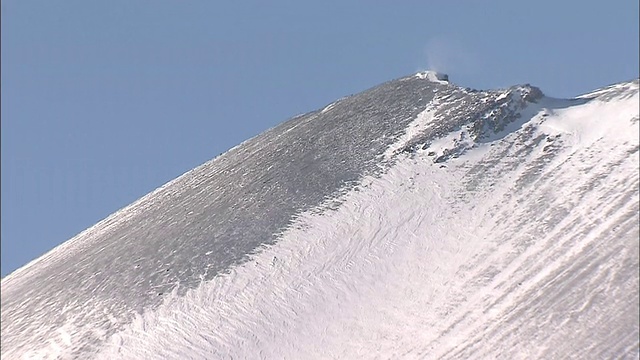 雪覆盖了日本的浅山山坡。视频素材