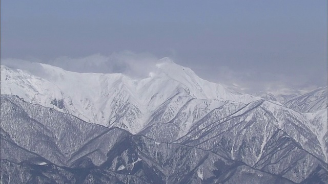 云朵环绕着白雪覆盖的谷川山，日本。视频素材