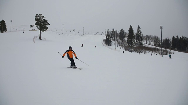 滑雪者和滑雪板运动员向山下滑雪视频素材