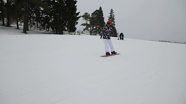 滑雪者和滑雪板运动员向山下滑雪视频素材