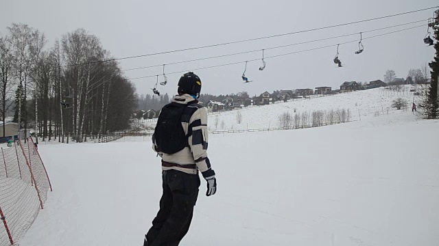 滑雪者和滑雪板运动员向山下滑雪视频素材