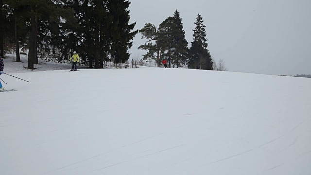 滑雪者和滑雪板运动员向山下滑雪视频素材