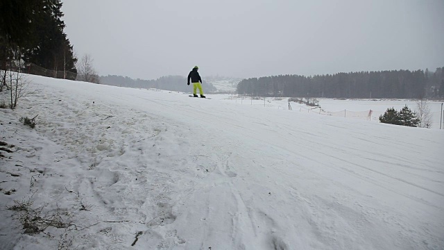 滑雪者和滑雪板运动员向山下滑雪视频素材