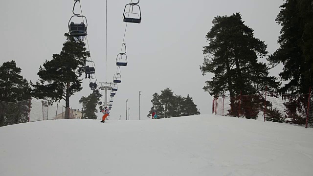 滑雪者和滑雪板运动员向山下滑雪视频素材