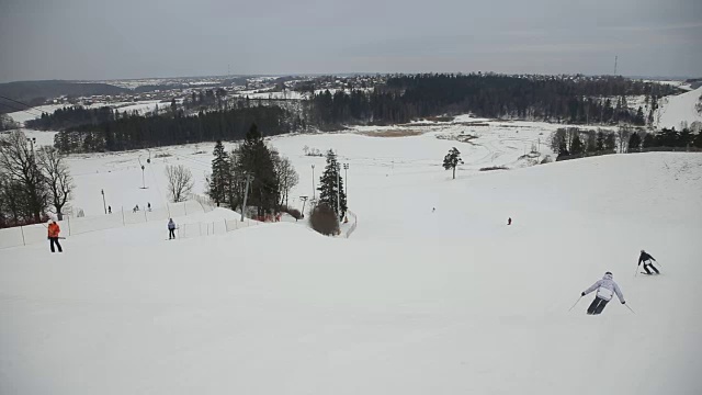 滑雪者和滑雪板运动员向山下滑雪视频素材