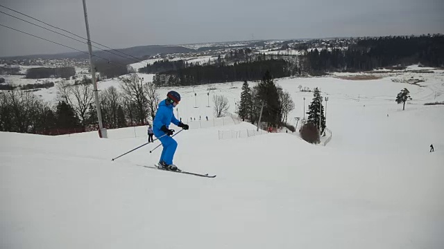 滑雪者和滑雪板运动员向山下滑雪视频素材