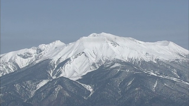 大雪覆盖了日本御岳山宽阔的山峰。视频素材