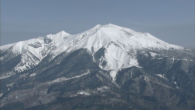 大雪覆盖了日本御岳山的山顶。视频素材