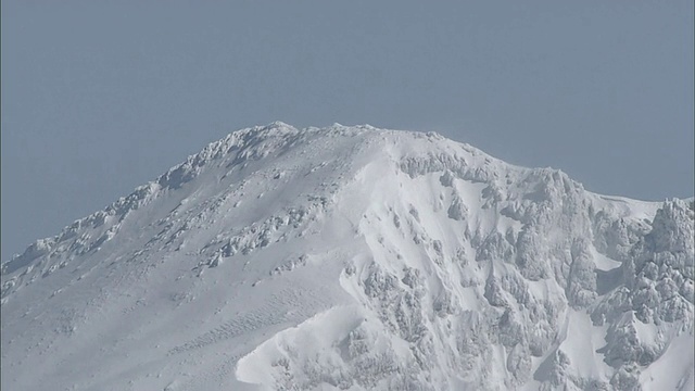 厚厚的积雪覆盖了日本御岳山。视频素材