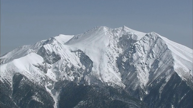 大雪覆盖了日本御岳山。视频素材