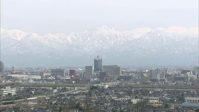 白雪覆盖的体山山脉与日本富山市接壤。视频素材